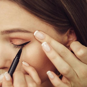 Rekomendasi 10 Alat Makeup yang Dibutuhkan Pemula, Praktis Diaplikasikan