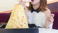 Aktris kelahiran kota kembang ini ternyata doyan es krim. Katanya makan es krim bikin bahagia. Anda tidak dapat membeli kebahagiaan. Tapi Anda bisa membali es krim. Dan itu hal yang sama, tulisnya. Foto: Instagram @chikajessica88
