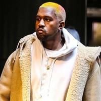 Kanye West kerap memberikan tatapan datar ke depan kamera fotografer. Ada alasan kenapa dia memilih tidak tersenyum. Paparazi sering menanyakanku, mengapa aku tidak tersenyum? Aku merasa bahwa ketika aku tidak tersenyum aku merasa lebih tersenyum. Bukan karena ingin terlihat keren, katanya. Foto: Instagram