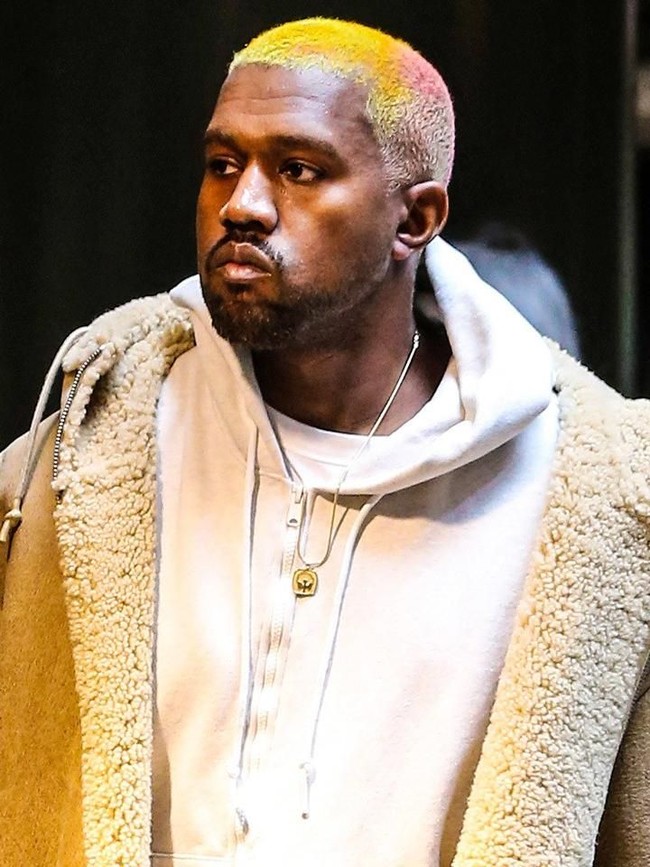 Kanye West kerap memberikan tatapan datar ke depan kamera fotografer. Ada alasan kenapa dia memilih tidak tersenyum. Paparazi sering menanyakanku, mengapa aku tidak tersenyum? Aku merasa bahwa ketika aku tidak tersenyum aku merasa lebih tersenyum. Bukan karena ingin terlihat keren, katanya. Foto: Instagram
