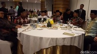 Rommy dan Cak Imin duduk semeja saat menghadiri peluncuran buku biografi KH Maruf Amin. Mereka saling berhadapan. Foto: Zunita/detikcom