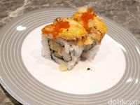 Sushi Go!: Makan Aburi Salmon Blackpepper Dan Salmon Roll 