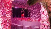 Dekorasi acara baby shower itu dipenuhi dengan bunga-bunga berwarna pink. Foto: Instagram Khloe Kardashian