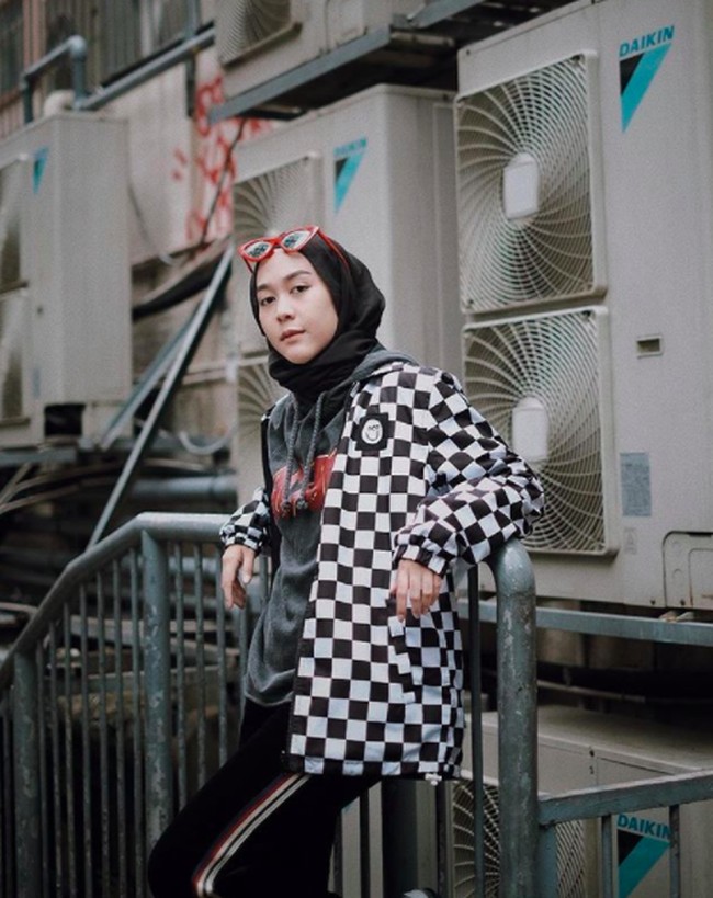 Salah satu hijabers muda yang bergaya nyentrik ini adalah Intan Khasanah. Ia aktif mengunggah foto-fotonya di Instagram bernama @strngrrr hingga memiliki banyak fans. Kini ia sudah memiliki 303 ribu pengikut di Instagram. Foto: Instagram/strngrrr