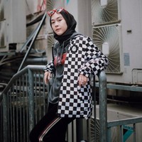 Salah satu hijabers muda yang bergaya nyentrik ini adalah Intan Khasanah. Ia aktif mengunggah foto-fotonya di Instagram bernama @strngrrr hingga memiliki banyak fans. Kini ia sudah memiliki 303 ribu pengikut di Instagram. Foto: Instagram/strngrrr