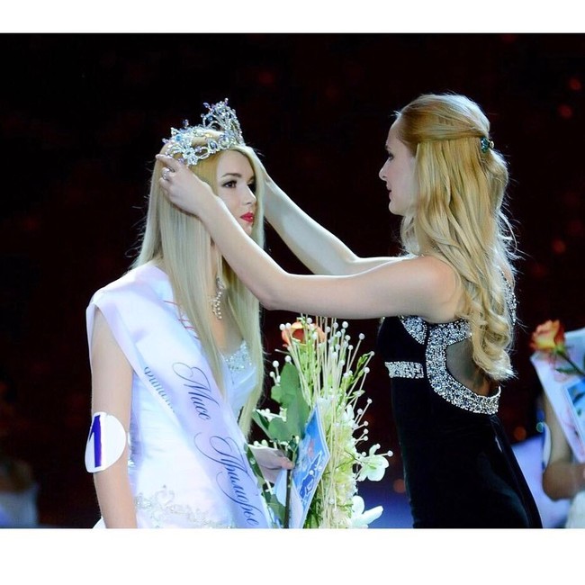 Namun, setelah memenangkan sebuah kontes kecantikan, ia memutuskan untuk mendedikasikan lebih banyak waktu untuk melakukan pemodelan. (Foto: Instagram/Alisa Manyonok)