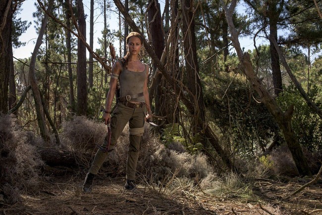 Berbasis video game yang rilis di 2013, Lara Croft kali ini banyak bermain dengan senjata manual, seperti tongkat dan panah. Meski begitu, Alicia Vikander juga terlihat memegang pistol dalam foto yang beredar. Foto: Warner Bros