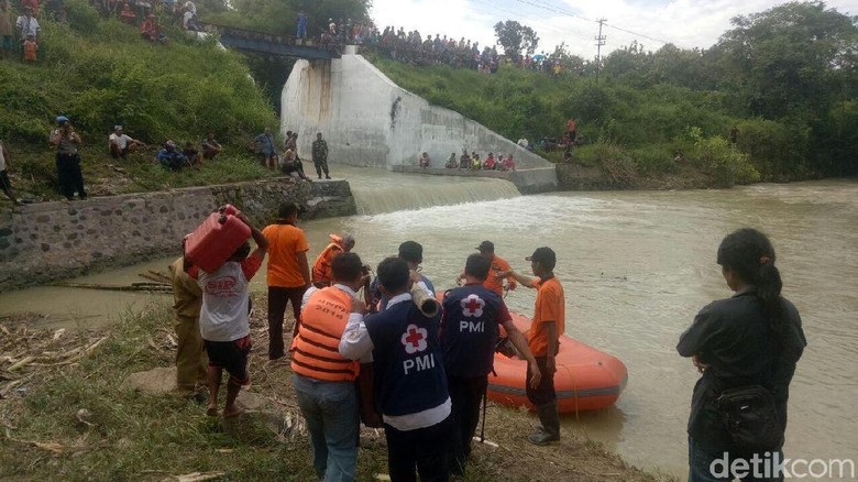 Tertabrak Kereta dan Terlempar ke Sungai, Mbah Manem Belum Ditemukan Tertabrak Kereta dan Terlempar ke Sungai, Mbah Manem Belum Ditemukan