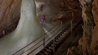 Eisriesenwelt piunya lorong sejauh 40 km. Di bagian aula guanya saja, langit-langitnya setinggi 18 meter dengan lebarnya 20 meter (eisriesenwelt.at)