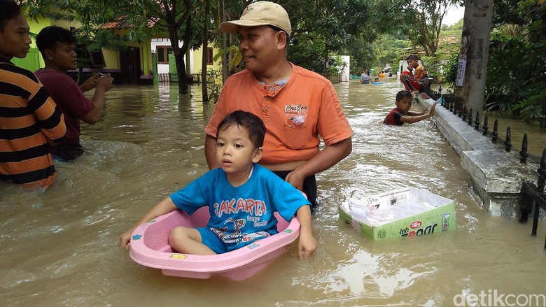 Banjir Terjang 7 Kecamatan di Cirebon, Ribuan Rumah Terendam Banjir Terjang 7 Kecamatan di Cirebon, Ribuan Rumah Terendam