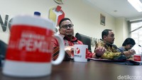 Sebelumnya, Bawaslu RI telah mempublikasikan Laporan Awal Dana Kampanye (LADK) pasangan calon dalam Pilkada 2018. Dalam laporan itu ditemukan dua paslon yang menyalahi ketentuan tentang batas maksimal penerimaan sumbangan dari badan usaha swasta.