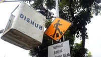 Perawatan rambu lalu lintas secara berkala akan memberikan kenyamanan pengguna jalan.