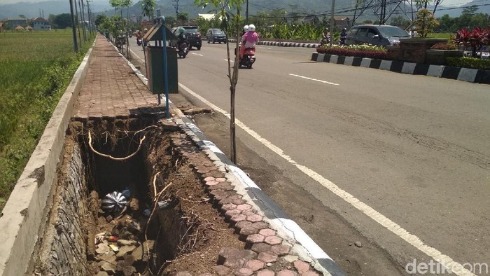 Duh, Trotoar di Trenggalek Ini Mengenaskan