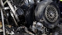 Tumpukan puing-puing pesawat yang tergeletak. Pesawat yang jatuh ini dilaporkan berjenis Bombardier Dash 8 400 turboprop yang berusia 17 tahun.