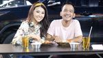 Nggak Pake Gengsi, Lihat 10 Artis Ini Menikmati Makanan Kaki Lima!