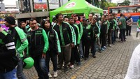 Pembeli rela mengantre untuk membeli martabak dan nugget pisanga buatan anak presiden itu. Selain itu sejumlah pengemudi ojek online juga ikut mengantre memenuhi pesanan pelanggan. Foto: detikfood