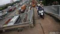 Jembatan Penyebrangan Orang (JPO) yang melintang di atas jalan tol Jakarta Cikampek kerap dijadikan tempat perlintaasan pengendara sepeda motor yang akan menyeberang di Cikunir, Bekasi Barat, Jawa Barat.