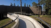 Jalur pejalan kaki di Portugal ini sengaja dibelokkan supaya tidak merusak tumbuhan sekitar. Istimewa/Boredpanda.