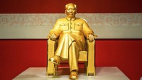 Patung emas dan giok Mao Zedong untuk memperingati ulang tahun ke 120-nya yang dipamerkan di provinsi Guangdong, 13 Desember 2013. (Foto: Dok. AFP via SCMP)