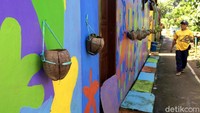 Ide membangun kampung warna-warni ini berawal dari Ketua RW setempat yakni Rasdi Cucu Supardi. Dia mengaku ingin daerahnya berbeda dari yang lain, ingin lebih maju dan lebih unggul. Agar bisa lebih dikenal lagi untuk kemajuan warganya.