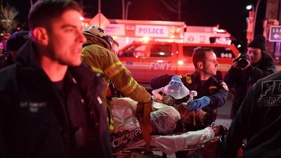 Detik-detik Penyelamatan Korban Helikopter Jatuh di New York