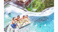 Nggak mau kalah sama selebgram, keluarga ini juga menikmati sarapan di kolam renang atau dikenal dengan istilah floating breakfast. Duh fancy! Foto: instagram @sophienavita