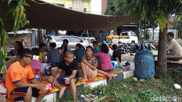 Banjir Cirebon, Warga Mengungsi di Jalan Raya