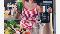 Bikin segelas jus atau smoothie sendiri sudah jadi kebiasaannya sehari-hari. Bangun pagi, berdoa 5 menit, langsung buat jus! tulisnya. Foto: instagram @sophienavita