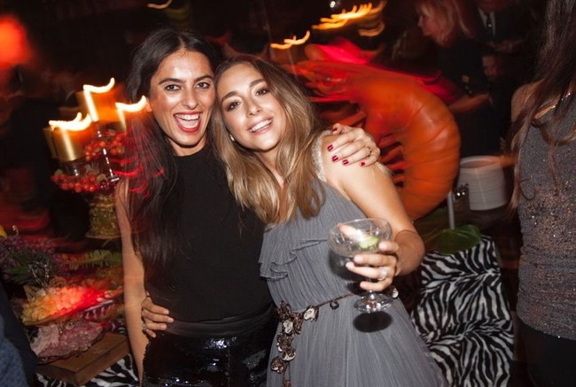 Dalam pertunangannya yang digelar meriah, Mina Basaran begitu bahagia. Tidak ada yang menduga dia akan meninggal dalam kecelakaan tragis saat pulang dari pesta bujang dengan teman-temannya di Dubai. Foto: Dok. Instagram Mina Basaran