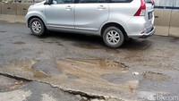 Dari aktivitas tersebut jalanan tampak berdebu, kotor dan becek. Bahkan di beberapa titik jalan raya Kelapa Gading menuju Sunter, jalanan tampak rusak.