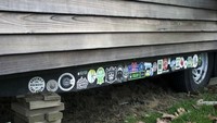 Kayu-kayu bekas papan skateboard ia manfaatkan untuk jadi bagian dinding rumah ini. Istimewa/Inhabitat.