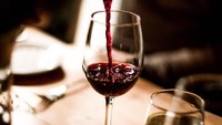 Meski sudah berusia 91 tahun, tapi Ratu Elizabeth tetap mengkonsumsi wine. Biasanya Ratu akan meminum segelas wine dari Jerman ketika makan malam, selain wine, gin dan Dubonet juga menjadi favoritnya. Foto: dok: iStock