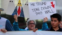 Aktivis dan kelompok masyarakat mengecam kunjungan Presiden Donald Trump ke California untuk melihat prototipe dinding perbatasan di San Diego, California, AS. Pembangunan tembok ini merupakan perwujudan janji Trump untuk membuat pembatas dengan Meksiko  (Foto: Dok. REUTERS/Mike Blake)