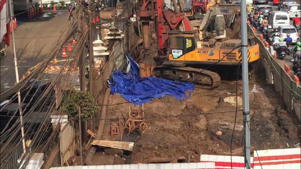 Titik kebocoran gas masih diselimuti terpal warna biru
