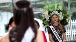 Wanita Cantik Sejagat dan Mobil Mewah
