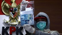 Ini uang suap yang disita dari Wahyu Widya Nurfitri dan Tuti Atika.