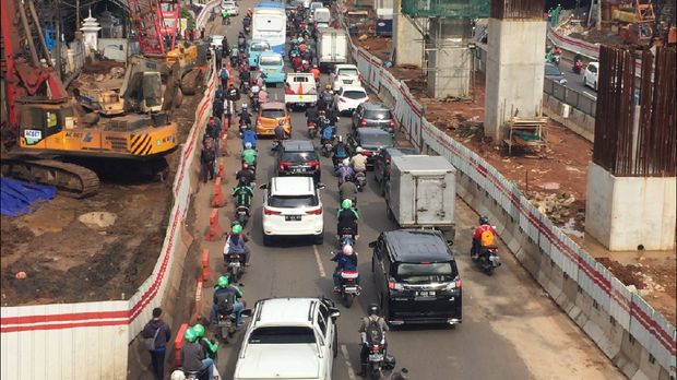 Foto: Lalu lintas di depan BNN padat merayap.