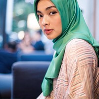 Tak kehilangan gaya aslinya yang cukup colorful, Tika Bravani juga terlihat berani mengenakan warna hijab yang terang seperti hijau dan merah muda. Foto: Instagram