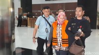 Panitera pengganti di PN Tangerang, Tuti Atika, juga ditahan penyidik KPK. Dia juga diduga menerima suap terkait gugatan perdata wanprestasi.