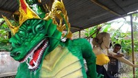 Foto: Saat Hari Raya Nyepi, umat Hindu di Boyolali juga menggelar pawai Ogoh-ogoh sebagai simbol kejahatan. Setelah selesai diarak, biasanya ogoh-ogoh ini akan dibakar sebagai simbol membakar kejahatan. (Ragil Ajiyanto/detikTravel)