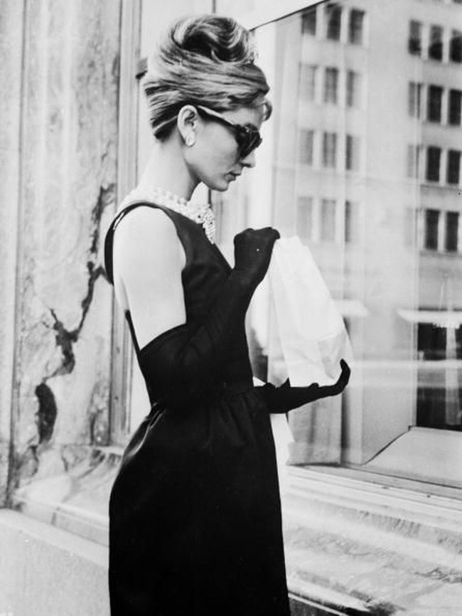 Banyak dari kostum film Audrey merupakan rancangan Givenchy. Paling ikonis, little black dress yang Audrey pakai di film legendaris Breakfast at Tiffanys (1961). (Foto: Getty Images)