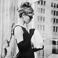 Banyak dari kostum film Audrey merupakan rancangan Givenchy. Paling ikonis, little black dress yang Audrey pakai di film legendaris Breakfast at Tiffanys (1961). (Foto: Getty Images)