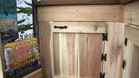 Warna perabotan kayu di rumah Nick ini belang-belang karena menggunakan bahan kayu-kayu bekas. Istimewa/Inhabitat.