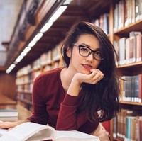 Sexy yet Smart and Elegant, gaya Velove Vexia berpose di perpustakaan memakai sweater merah dan kacamata. Foto: Dok. Instagram Velove Vexia