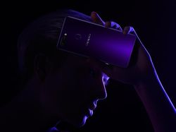 Penampakan Keren Oppo R15 Saat Digenggam