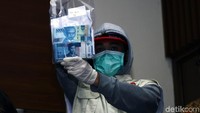 Agus dan Saipudin disebut sebagai advokat. Mereka memberikan suap kepada Wahyu terkait gugatan perdata perkara wanprestasi. KPK menyebut commitment fee terkait pengurusan itu adalah Rp 30 juta.