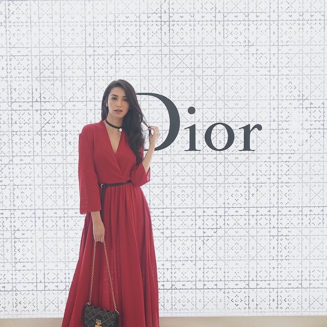 Feminin dan elegan, dua kata itu selalu disematkan pada sosok Velove Vexia. Dalam berbagai kesempatan, aktris kelahiran 13 Maret 1990 itu memang selalu bisa menampilkan dua gaya tersebut. Seperti di foto ini, Velove tampil feminin sekaligus elegan dalam balutan dress merah saat menghadiri acara Dior. Foto: Dok. Instagram Velove Vexia