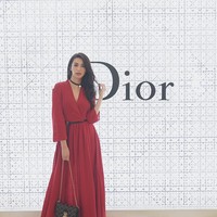 Feminin dan elegan, dua kata itu selalu disematkan pada sosok Velove Vexia. Dalam berbagai kesempatan, aktris kelahiran 13 Maret 1990 itu memang selalu bisa menampilkan dua gaya tersebut. Seperti di foto ini, Velove tampil feminin sekaligus elegan dalam balutan dress merah saat menghadiri acara Dior. Foto: Dok. Instagram Velove Vexia