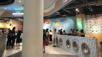 Bernama KouKou Cafe, tempat makan ini ada di Bugis+, Victoria Secret. Interior dan menunya bertema karakter Dreamworks yang dijamin Instagramable. Foto: Asia One