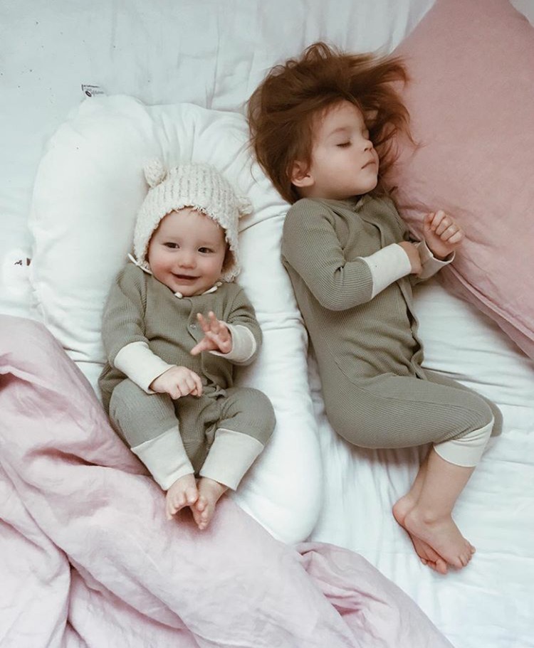 Kompaknya Kakak Adik Ini saat Pakai Baju Tidur